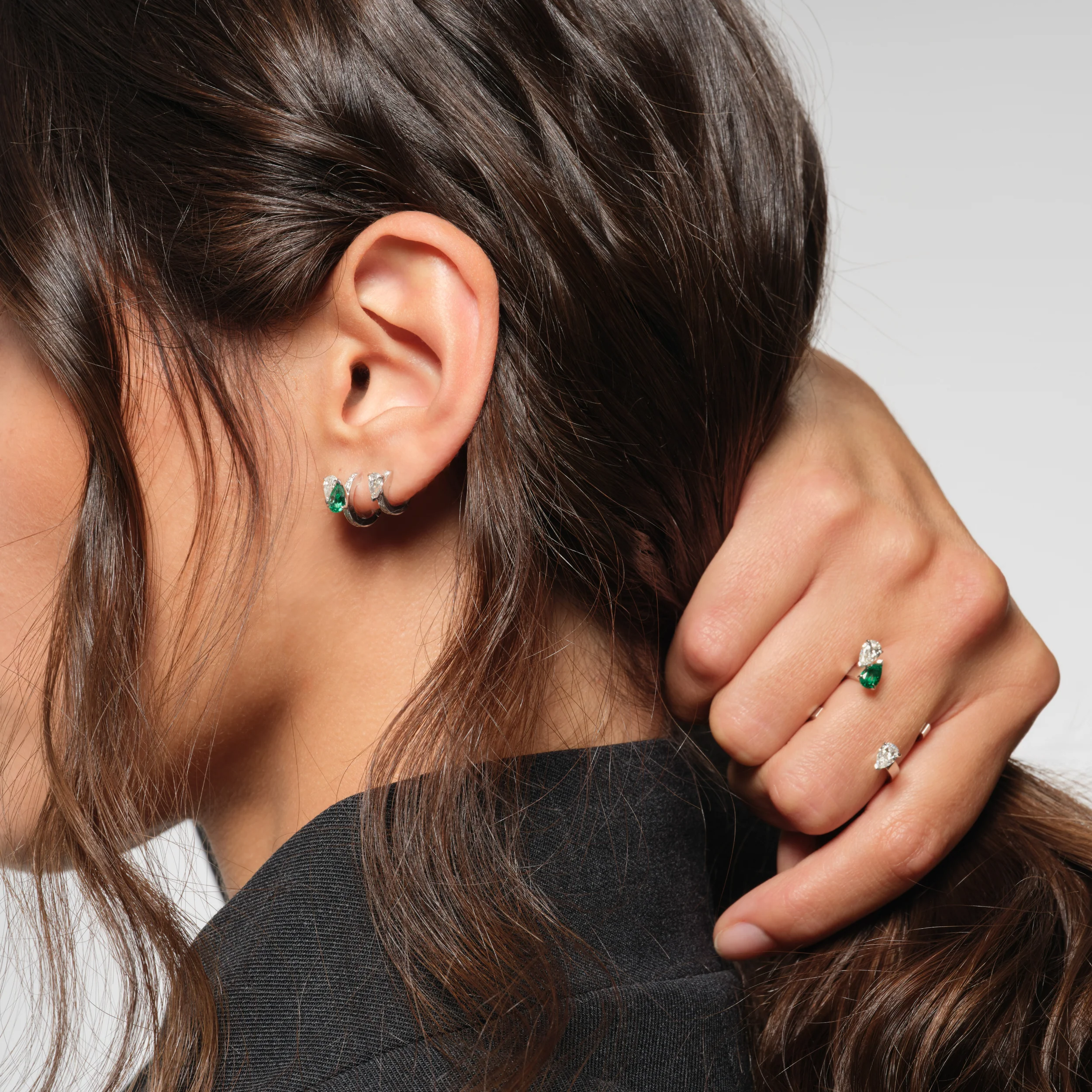 Serti sur Vide earring set with 2 diamonds and 1 emerald - Image 2