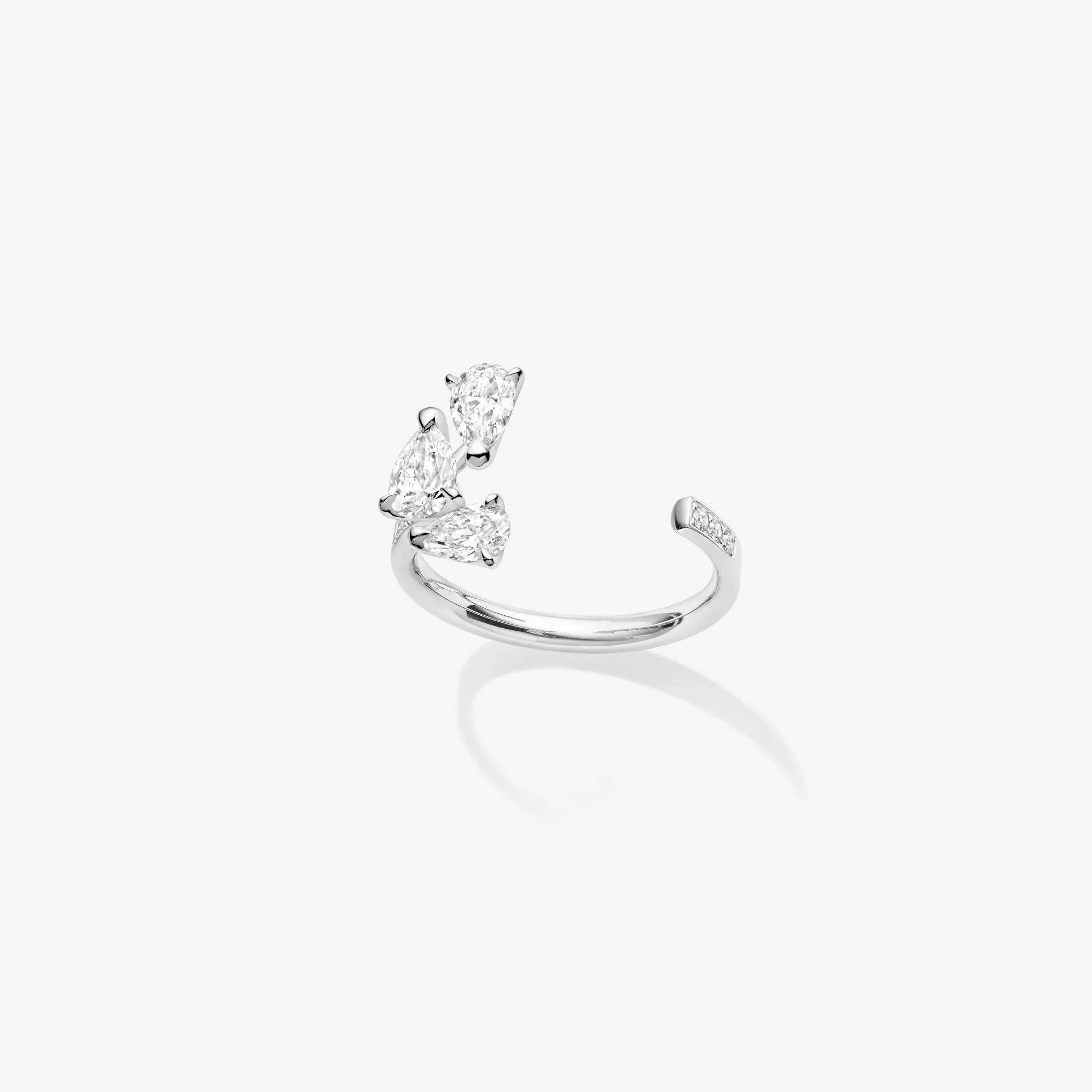 Serti sur Vide ring set with 3 diamonds